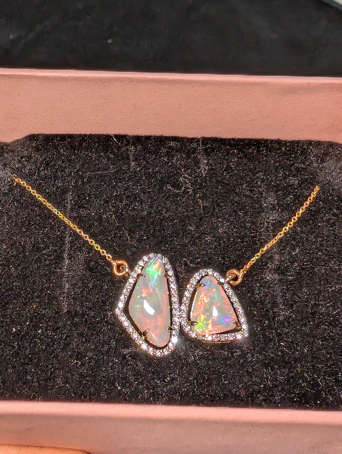 Elegant Australian Crystal Opal Neckless set in 14kt gold