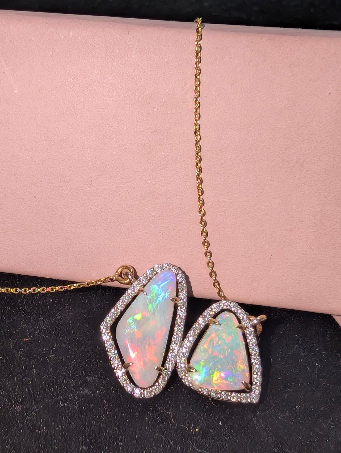 Elegant Australian Crystal Opal Neckless set in 14kt gold