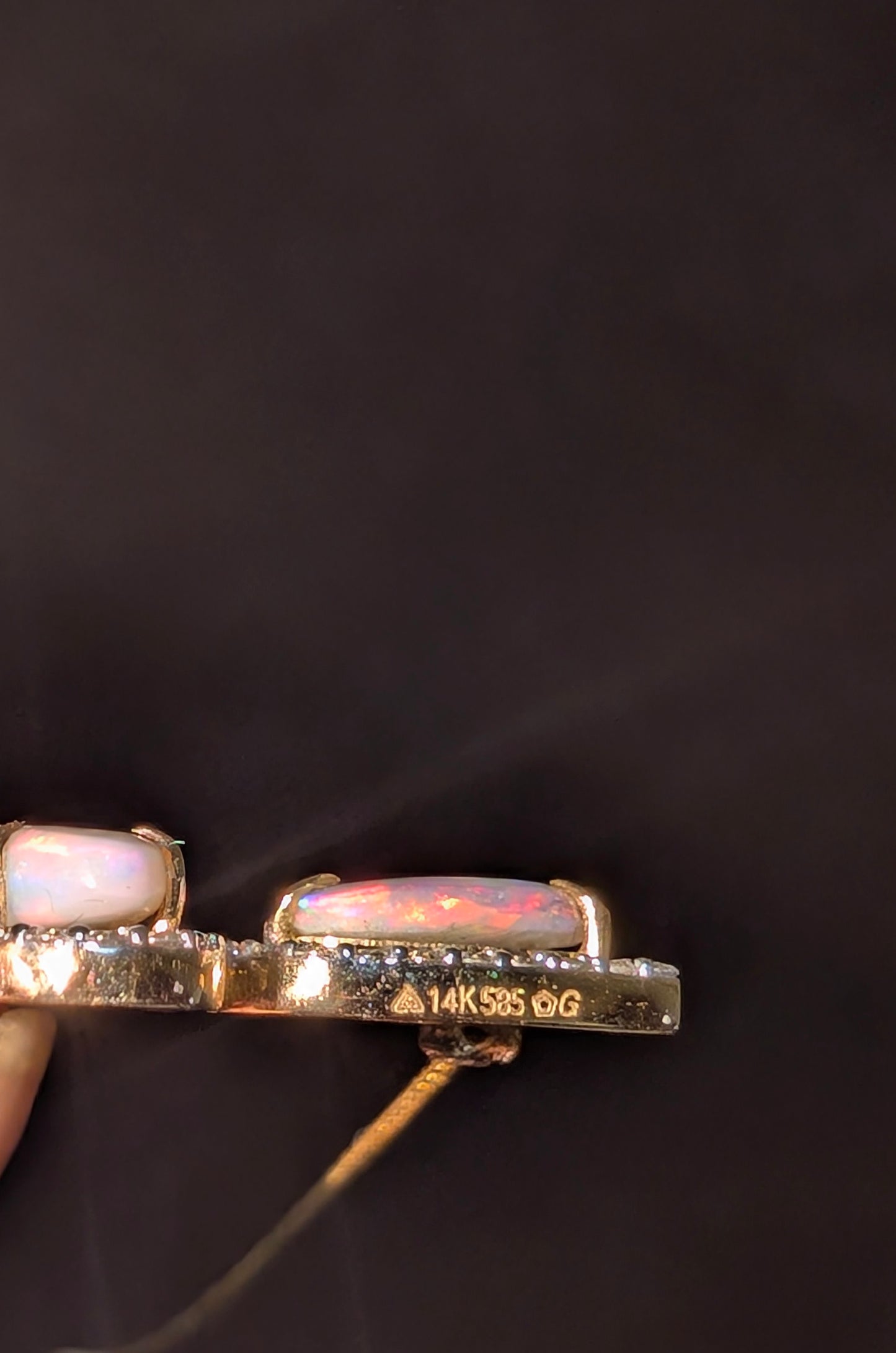 Elegant Australian Crystal Opal Neckless set in 14kt gold
