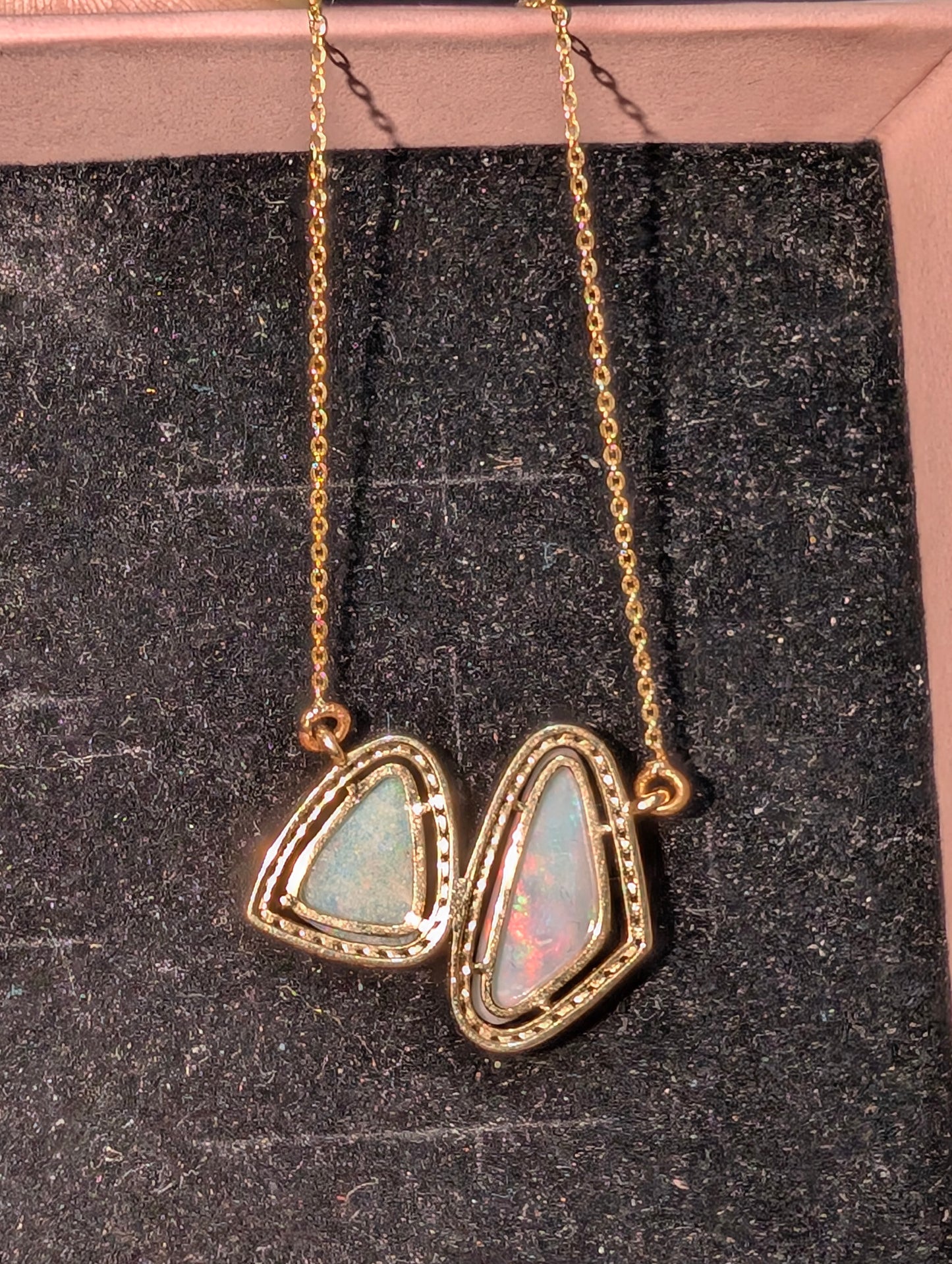 Elegant Australian Crystal Opal Neckless set in 14kt gold