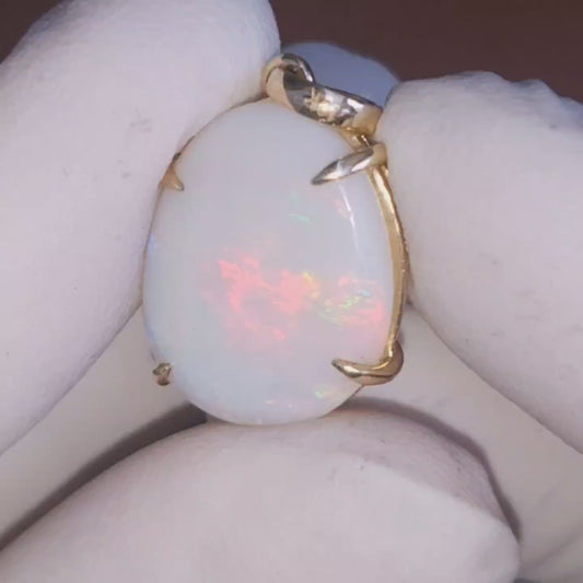 Beautiful 10kt gold pendant featuring a Coober Pedy white Opal